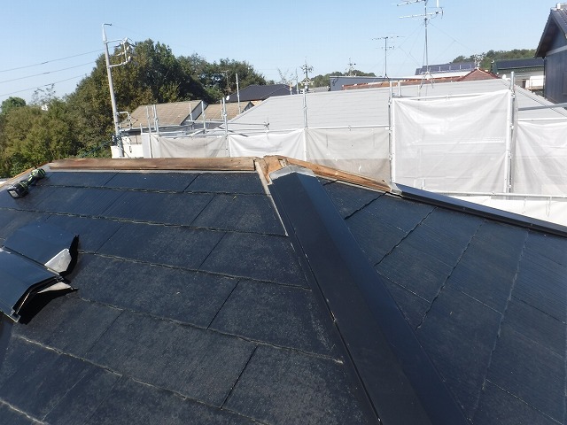 千種区にて強風被害による棟板金の飛散で交換工事を実施、既存棟板金を解体していきます